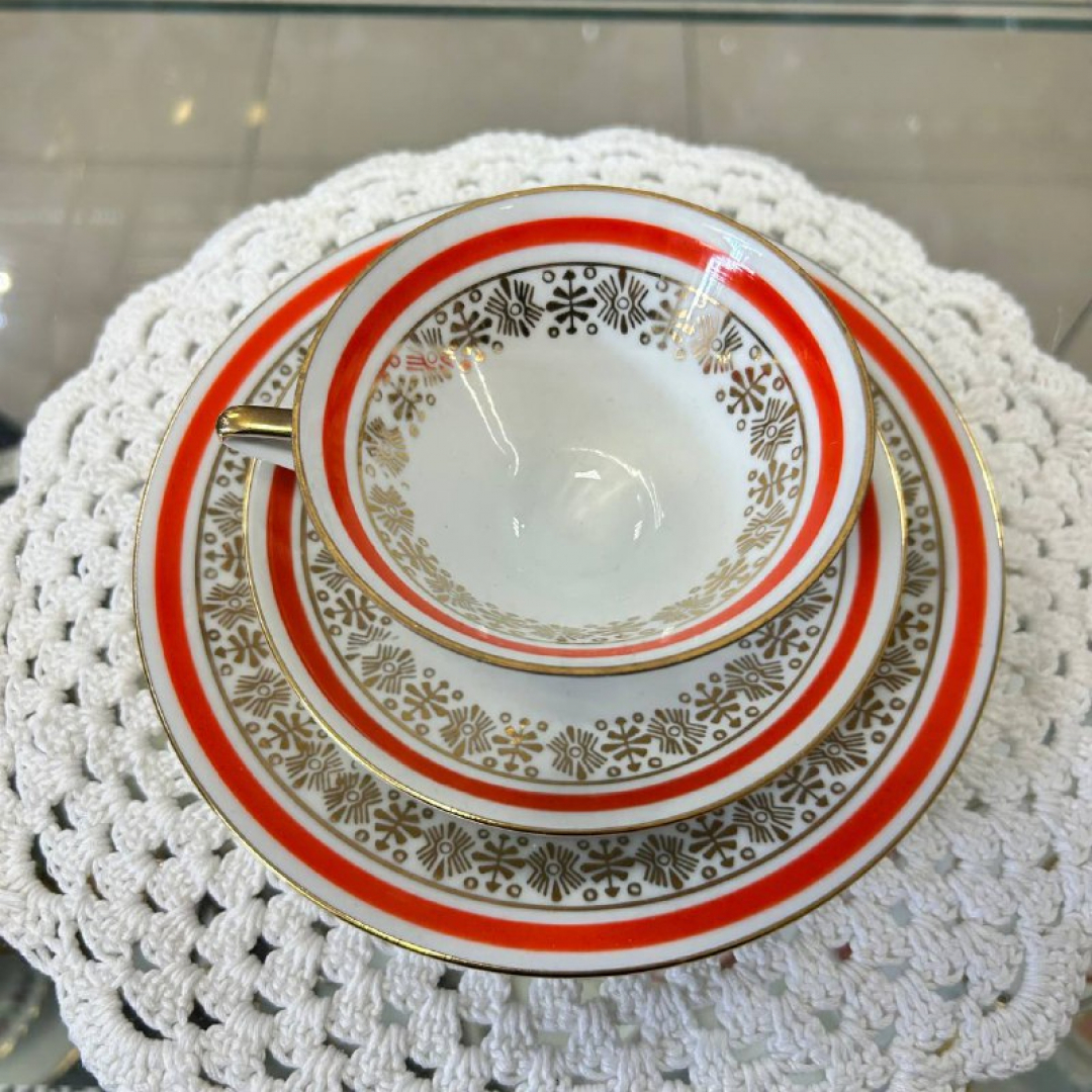 Чайное трио Германия. Твердый фарфор, деколь, позолота. Треугольная ручка. Маркировка. Винтаж. Картинка 2